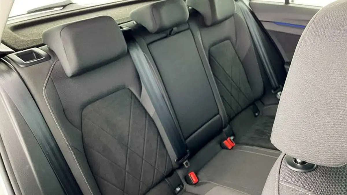 2024-volkswagen-golf-15-tsi-style-130ps-evo-hatchback-big-15