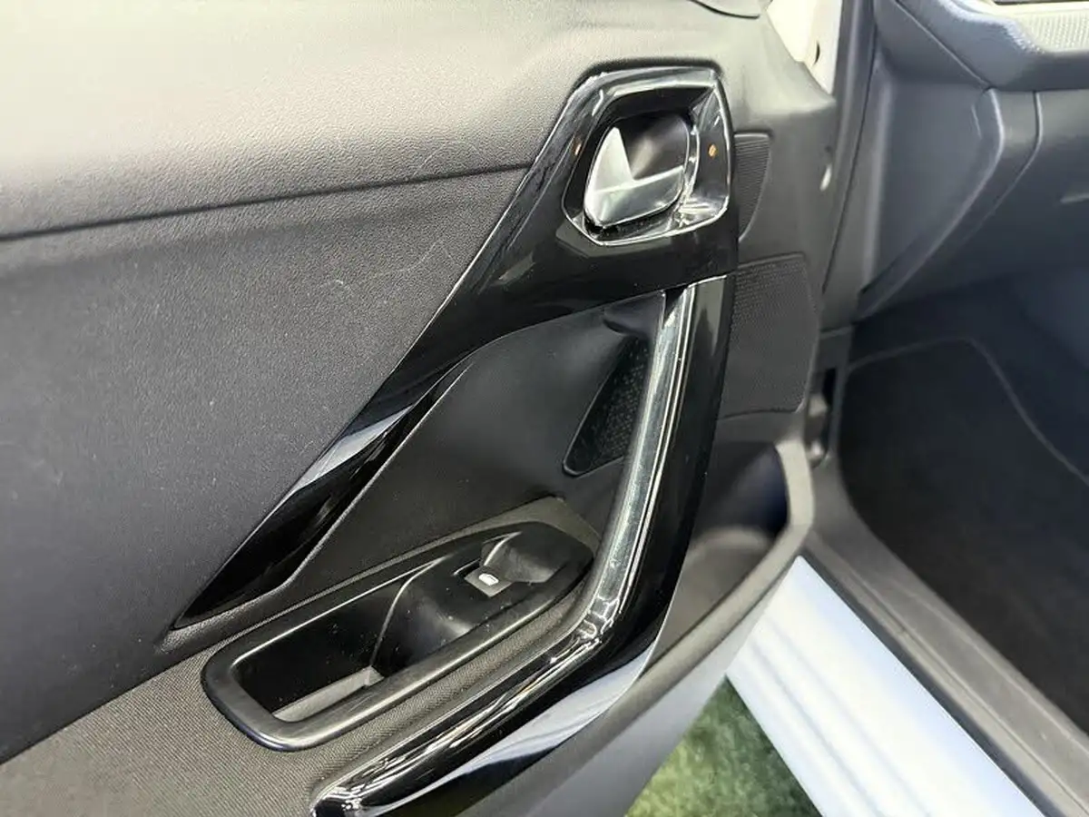 2015-peugeot-208-10-puretech-access-ac-3d-big-34