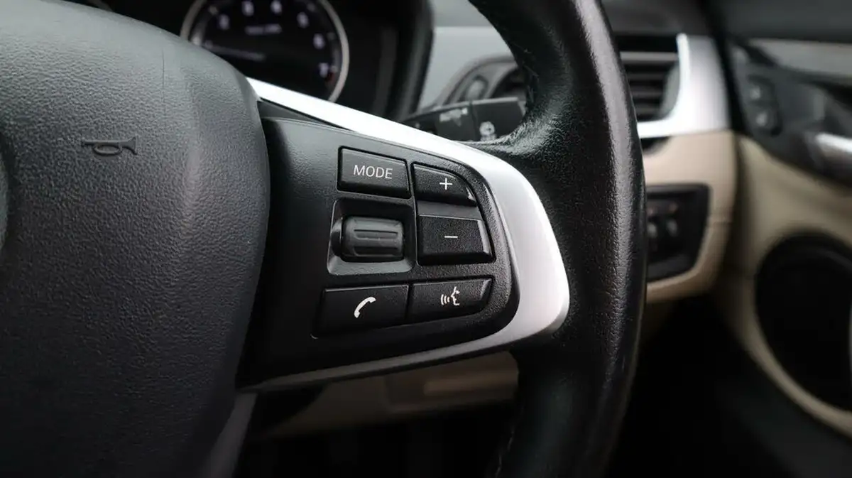 2021-bmw-x1-15-sdrive18i-xline-big-25