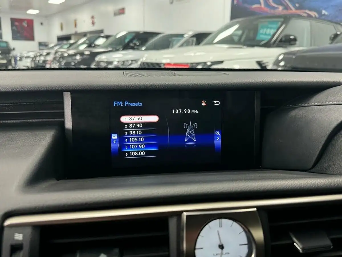 2019-lexus-is-300h-25-is-big-47