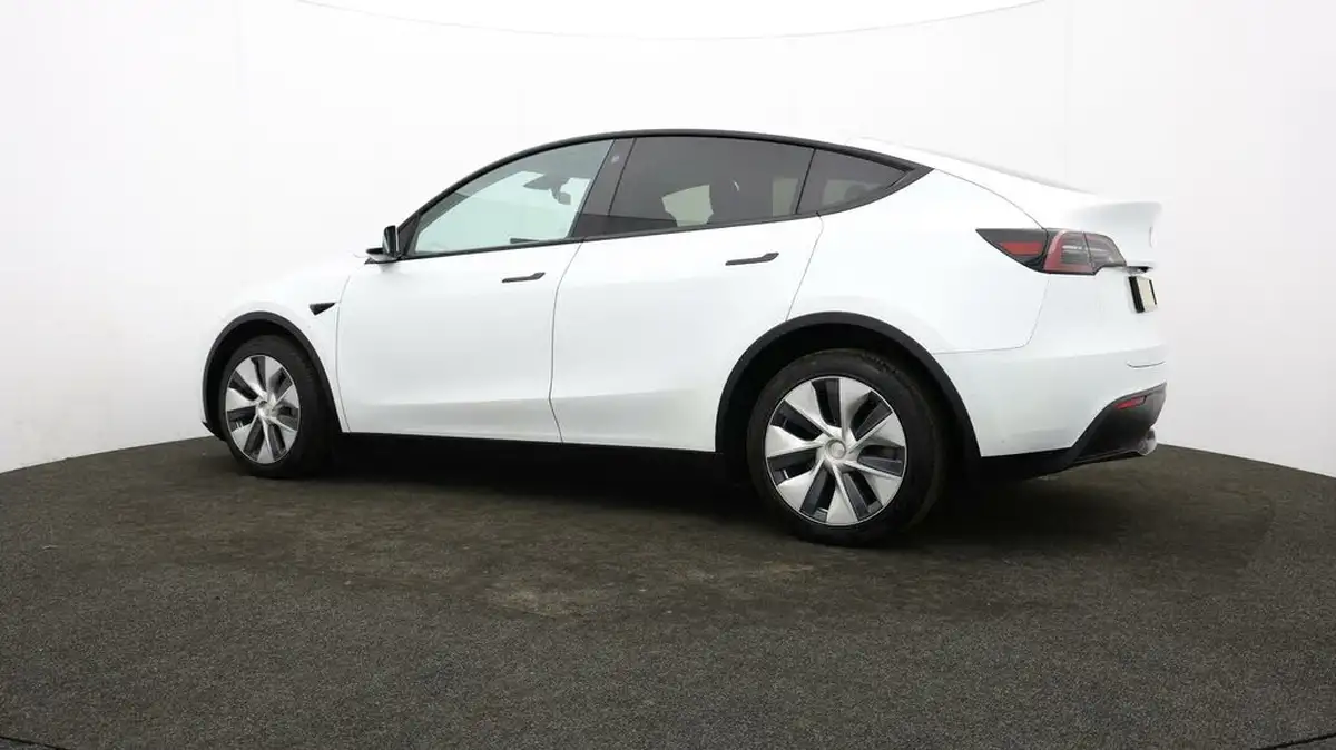 2022-tesla-model-y-e-long-range-big-66