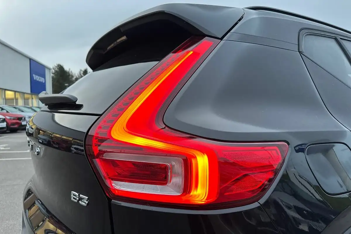 2024-volvo-xc40-20-b3-ultra-bright-big-19