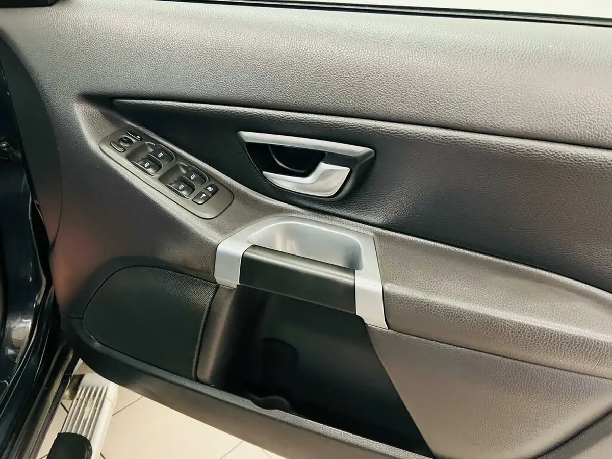 2011-volvo-xc90-big-19