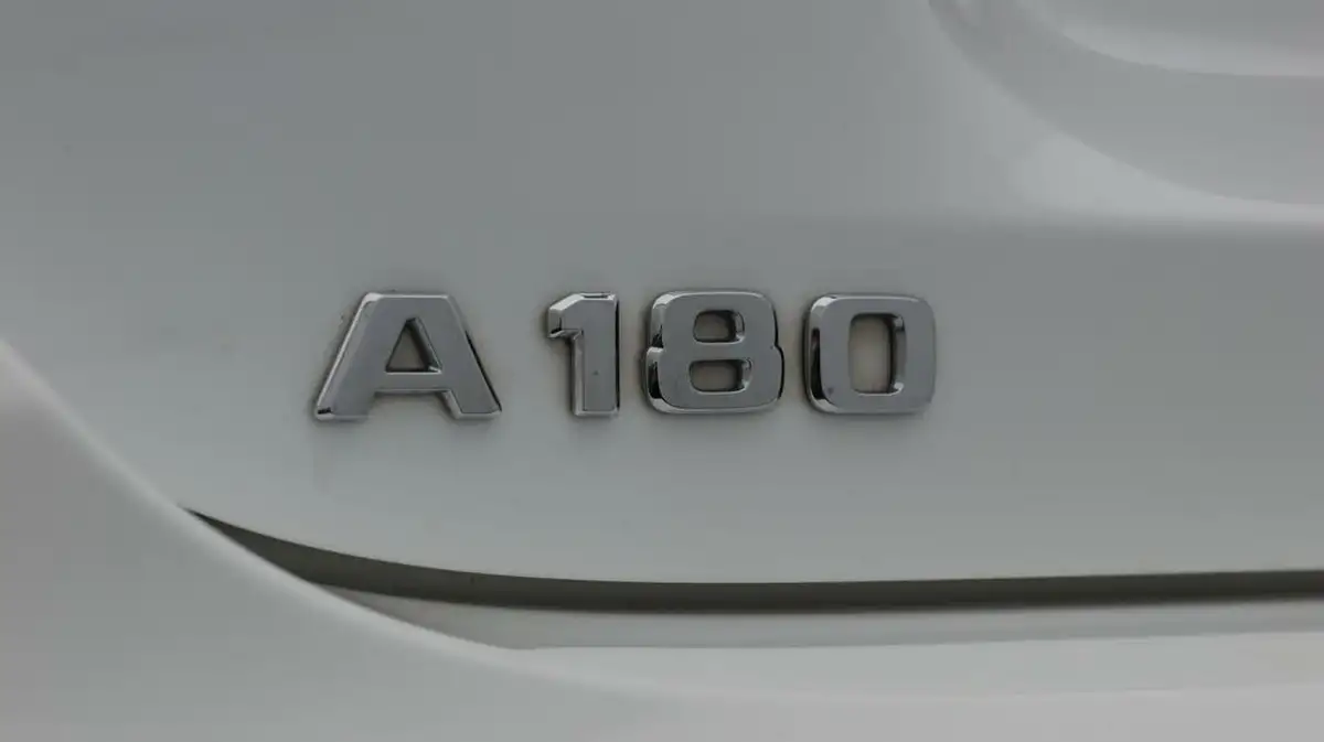 2021-mercedes-benz-a-class-13-a180-se-7g-dct-big-21