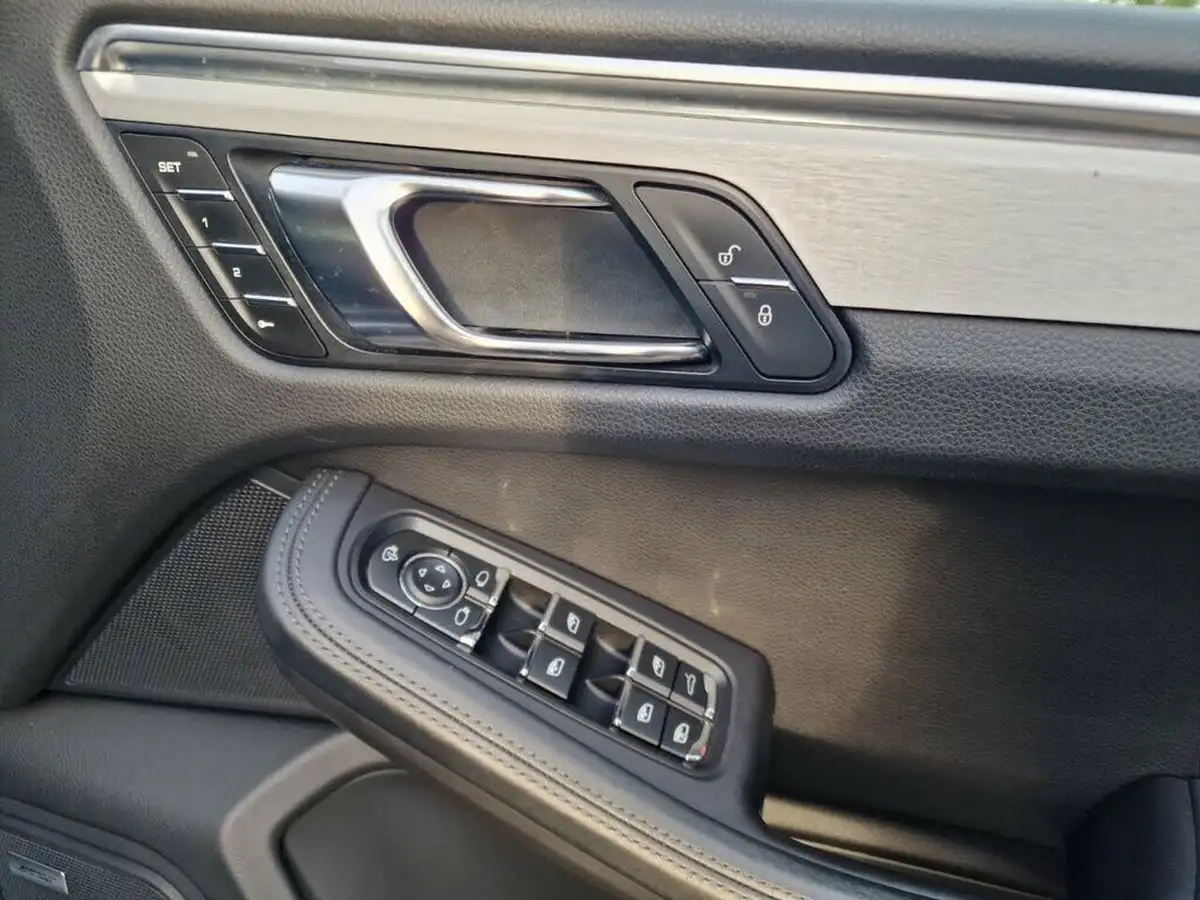 2015-porsche-macan-20-big-26