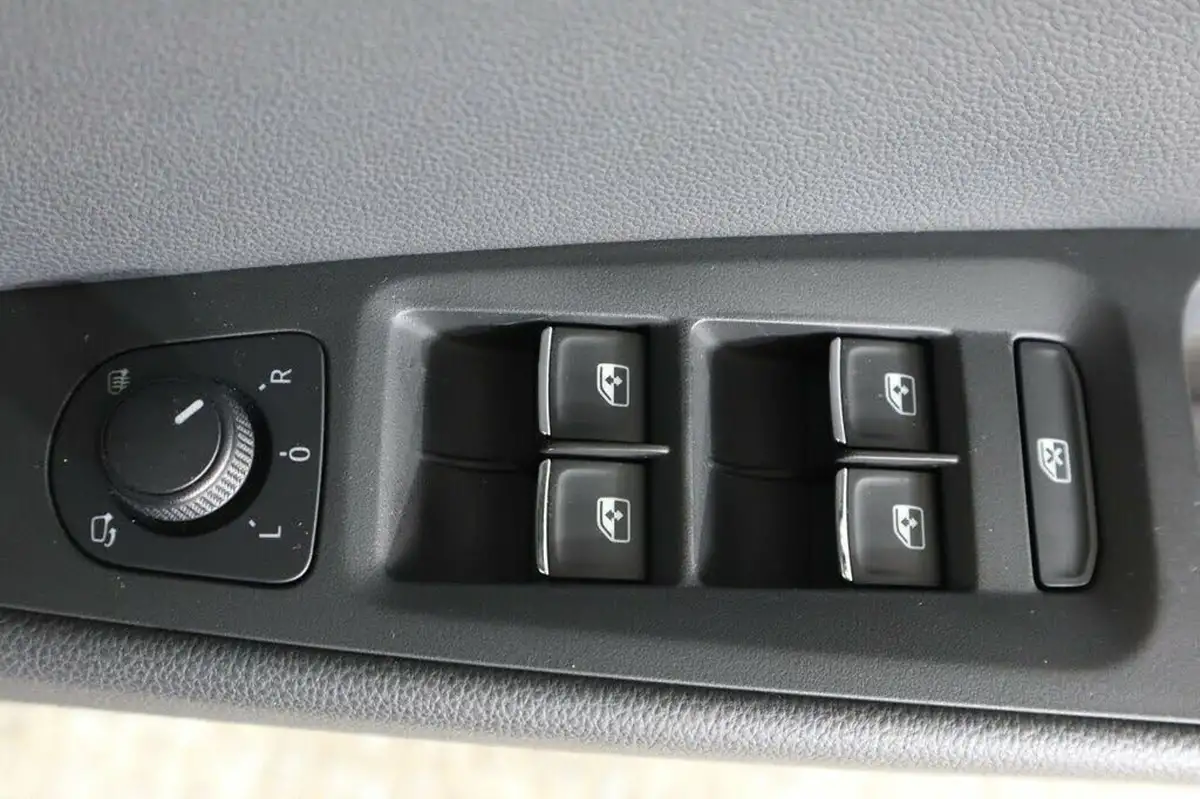 2019-seat-leon-20-tsi-fr-sport-hatchback-big-21