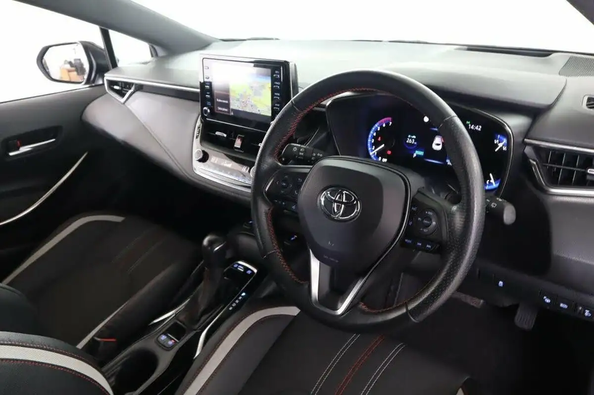 2021-toyota-corolla-18-vvt-i-gr-sport-trk-hatchback-big-15