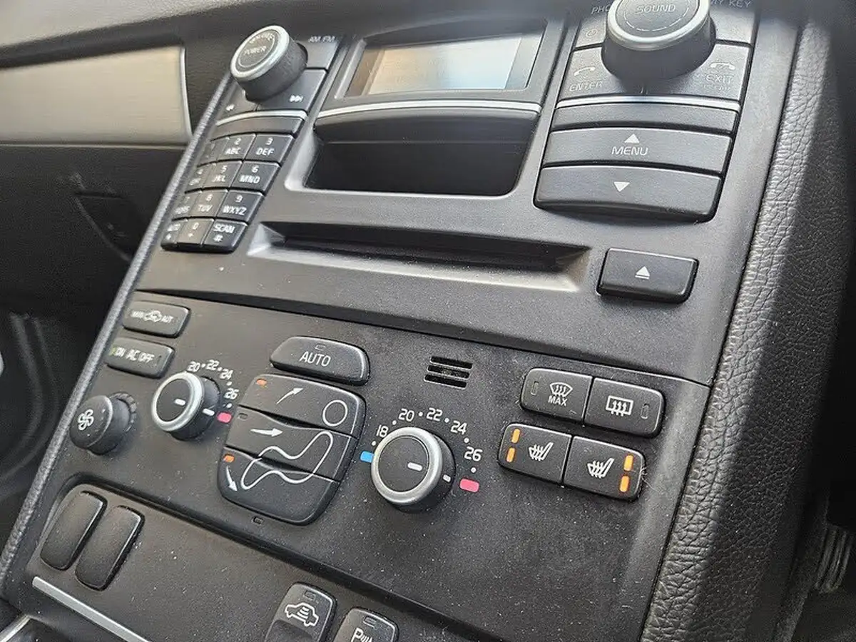 2014-volvo-xc90-24td-es-big-14