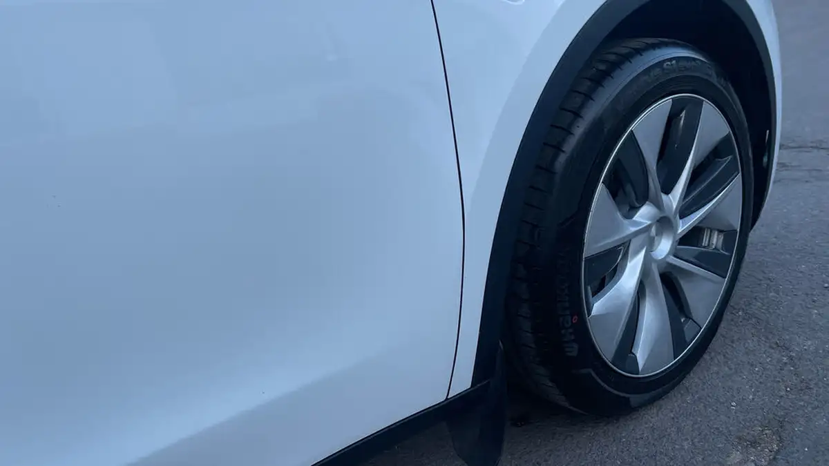 2022-tesla-model-y-e-long-range-big-10