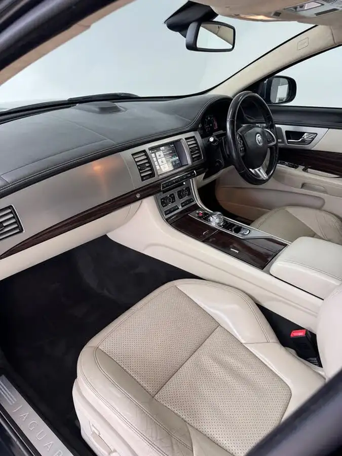 2011-jaguar-xf-30td-s-portfolio-big-9