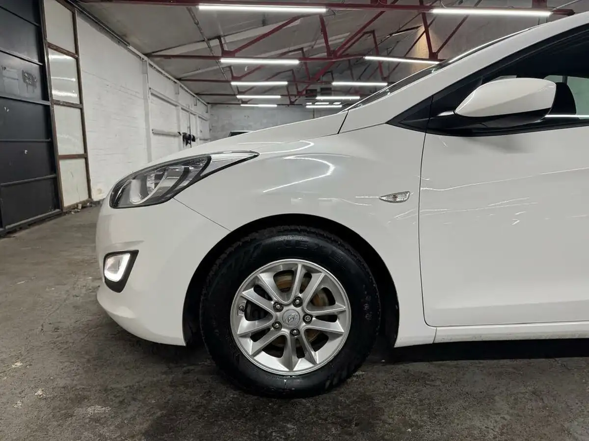 2015-hyundai-i30-14-active-5d-big-47