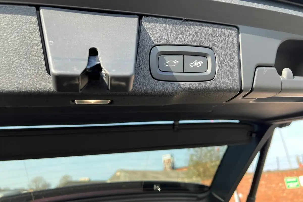 2024-volvo-xc60-20-b5-plus-black-edition-big-23