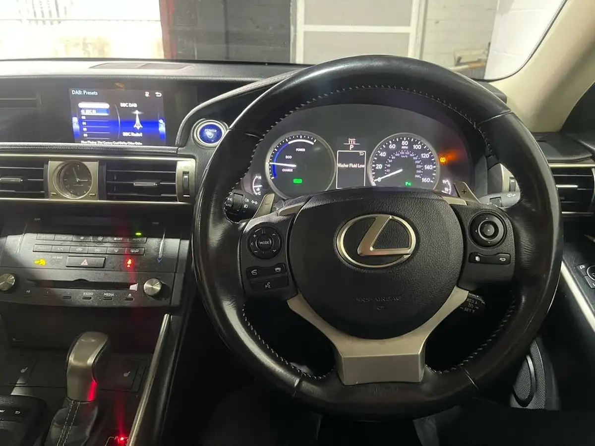 2015-lexus-is-300h-25-executive-edition-big-13