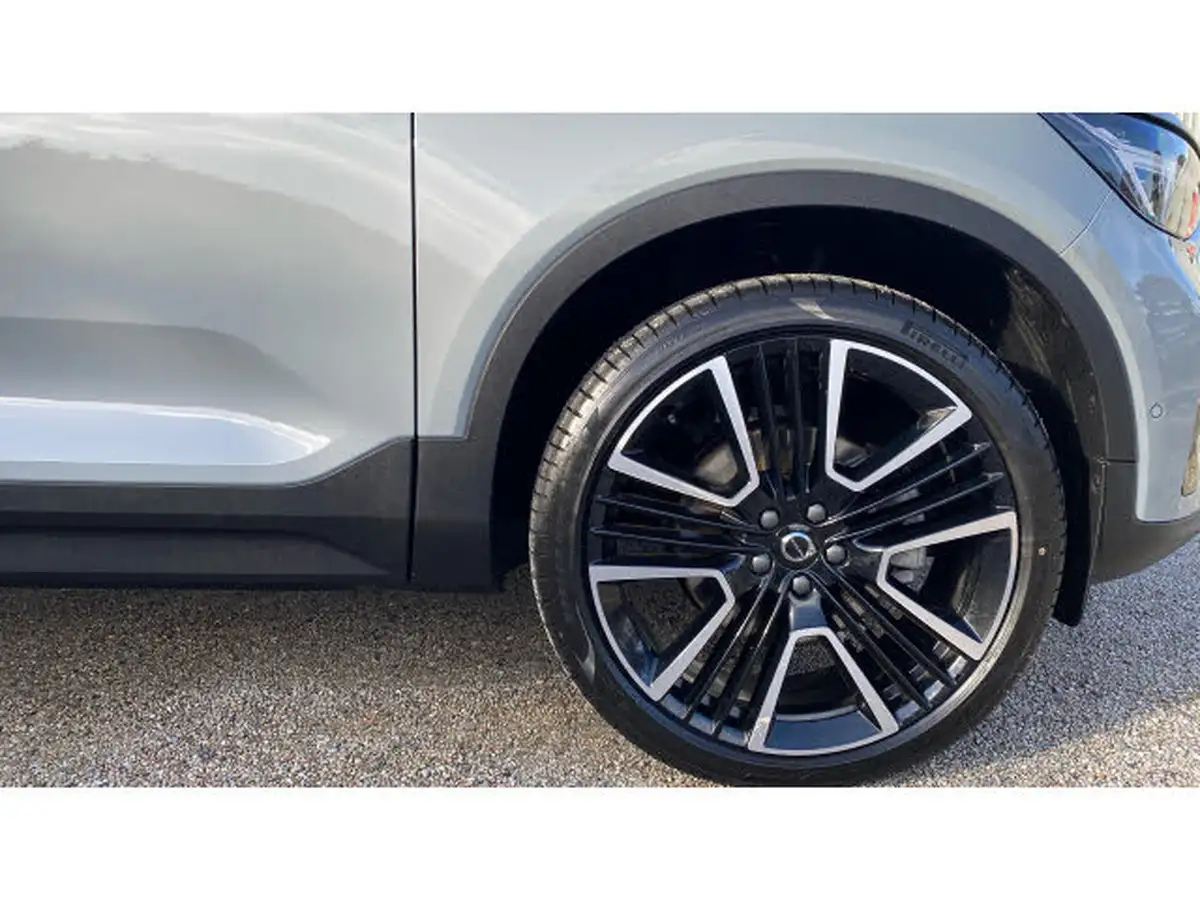 2024-volvo-xc40-20-b4-ultra-bright-big-15