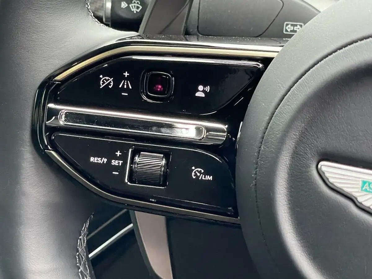2025-aston-martin-vantage-40-v8-vantage-coupe-auto-big-29