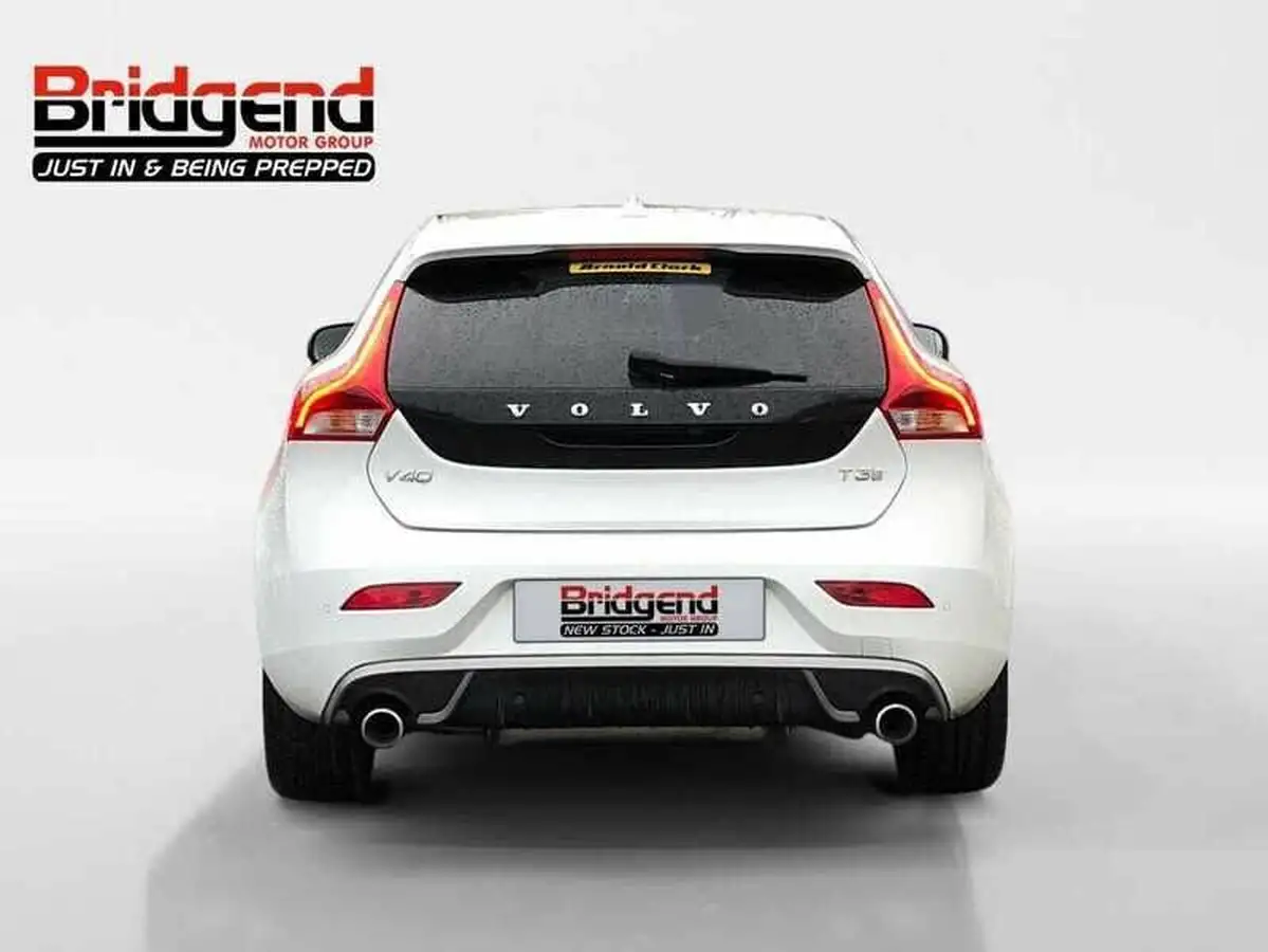 2019-volvo-v40-15-t3-r-design-edition-big-1