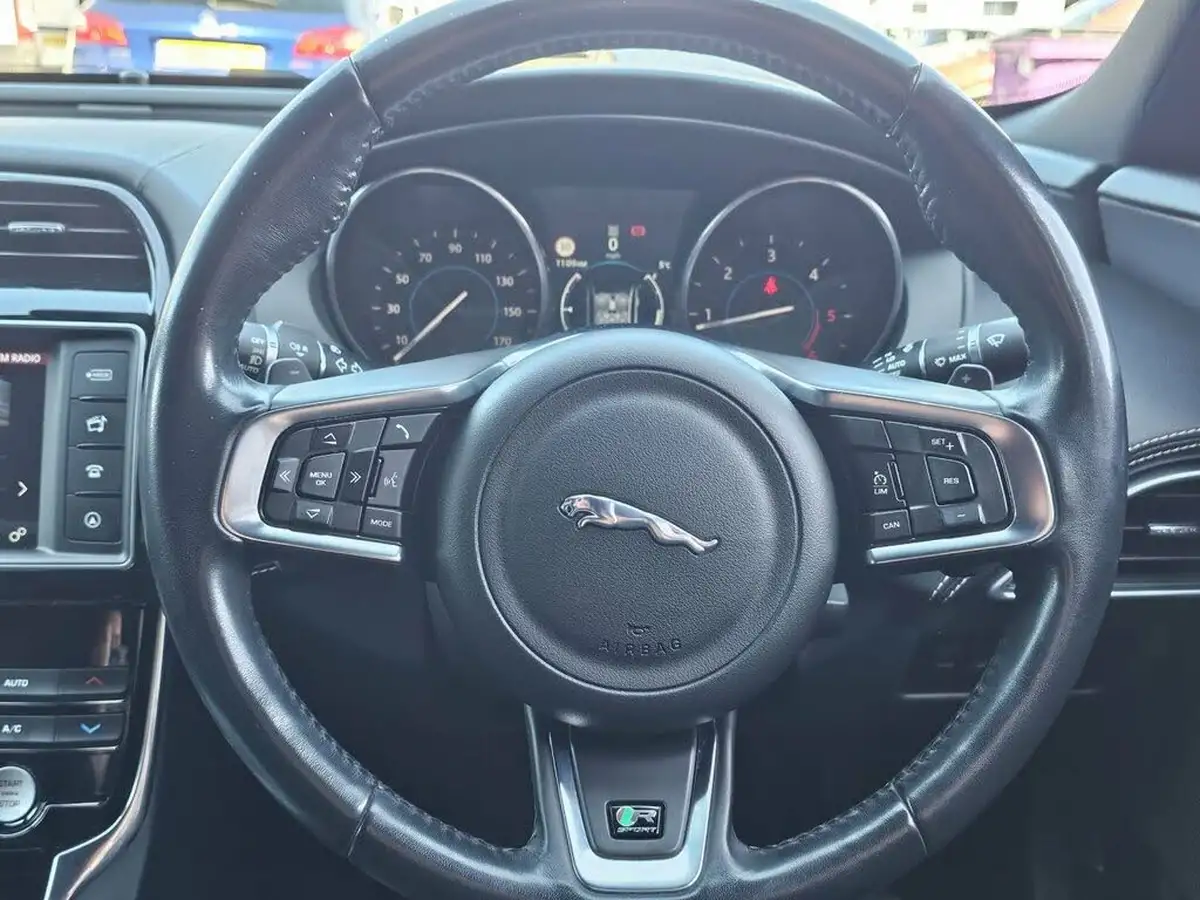 2017-jaguar-xe-20d-r-sport-180ps-1999cc-auto-big-18