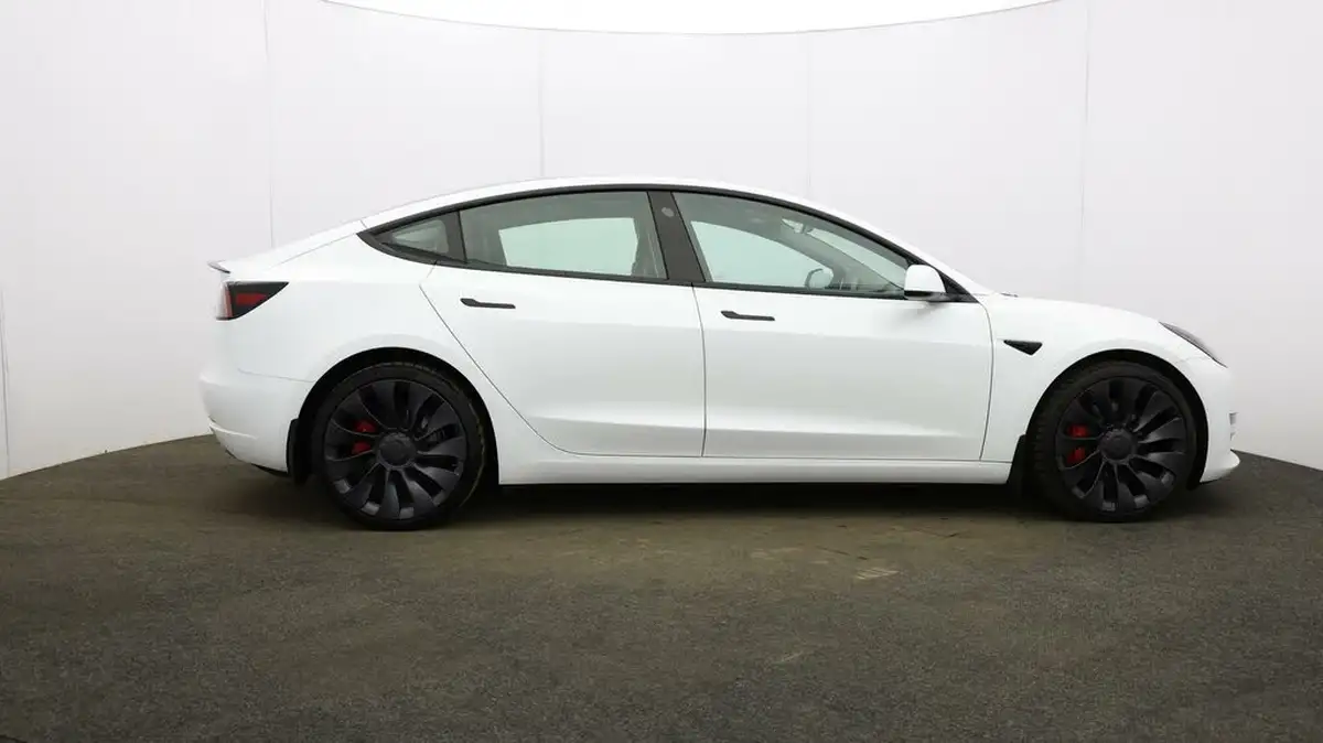 2022-tesla-model-3-e-performance-big-47