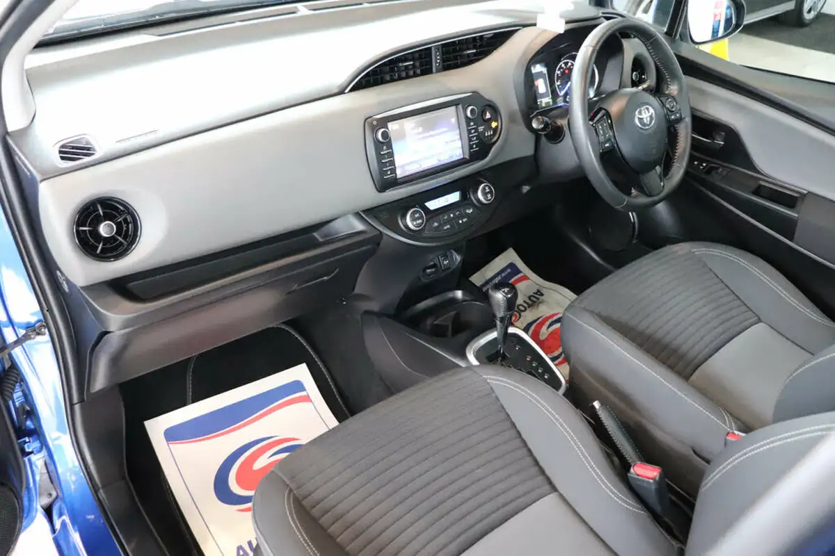 2017-toyota-yaris-15-vvt-i-icon-navi-hybrid-big-29