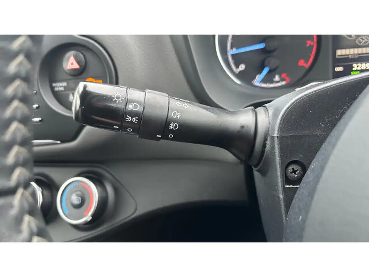 2019-toyota-yaris-15-vvt-i-icon-tech-111bhp-1496cc-cvt-big-31