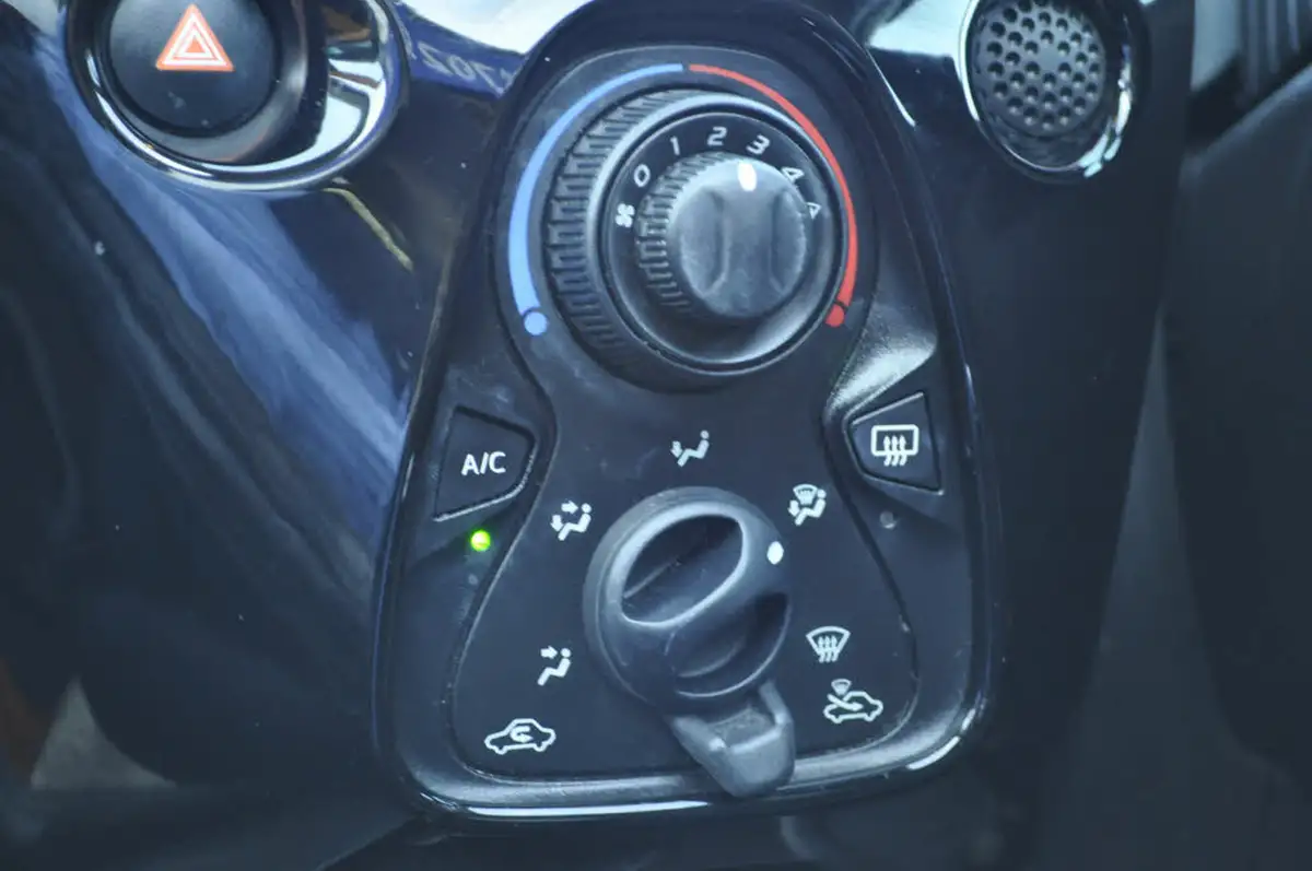 2016-citroen-c1-12-puretech-airscape-flair-5d-big-12