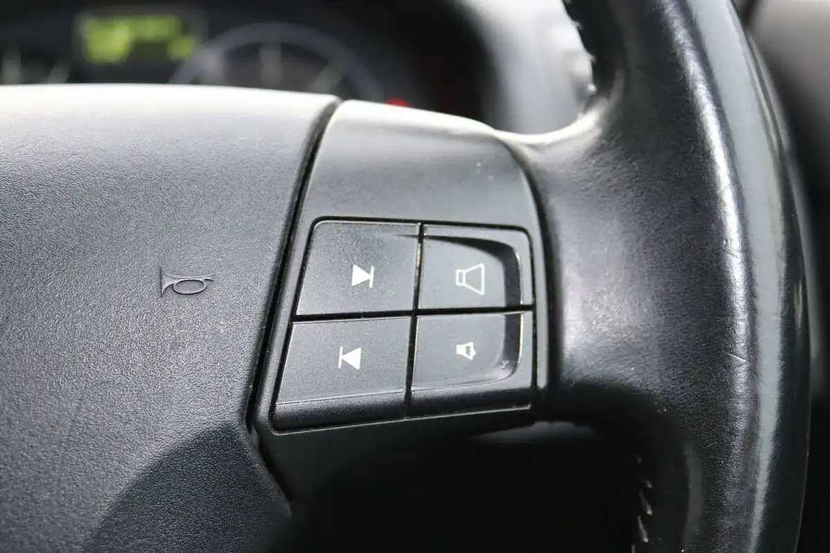 2010-volvo-v50-16td-drive-se-lux-115bhp-big-11