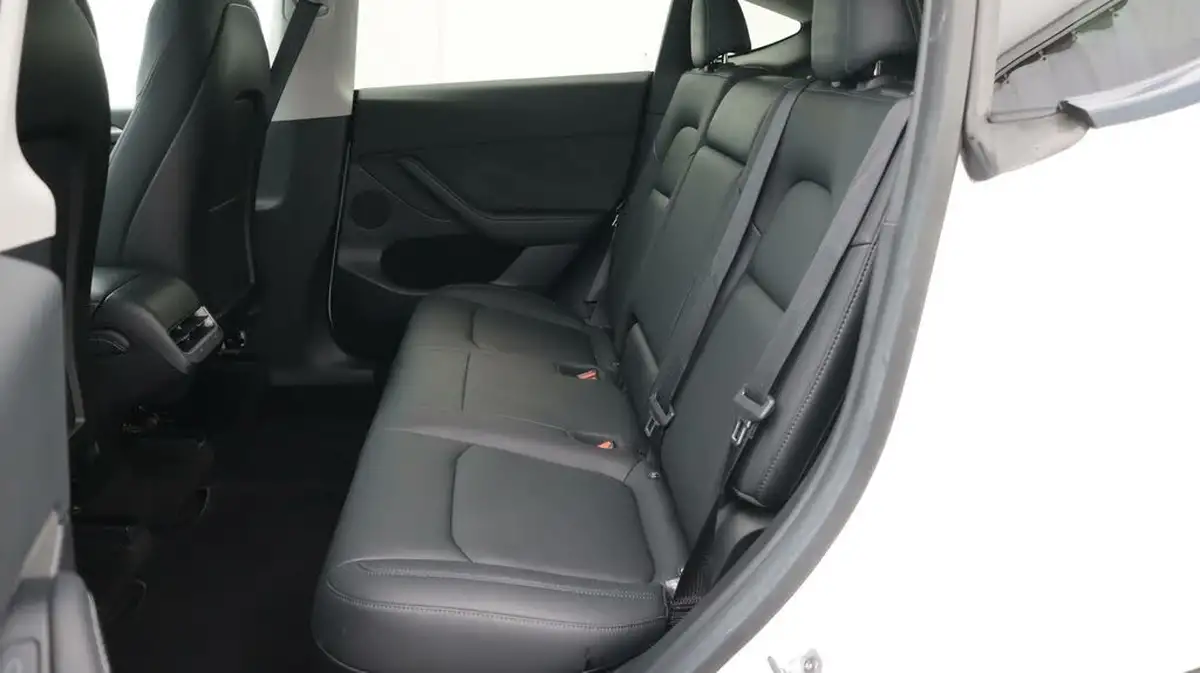 2022-tesla-model-y-e-long-range-big-16