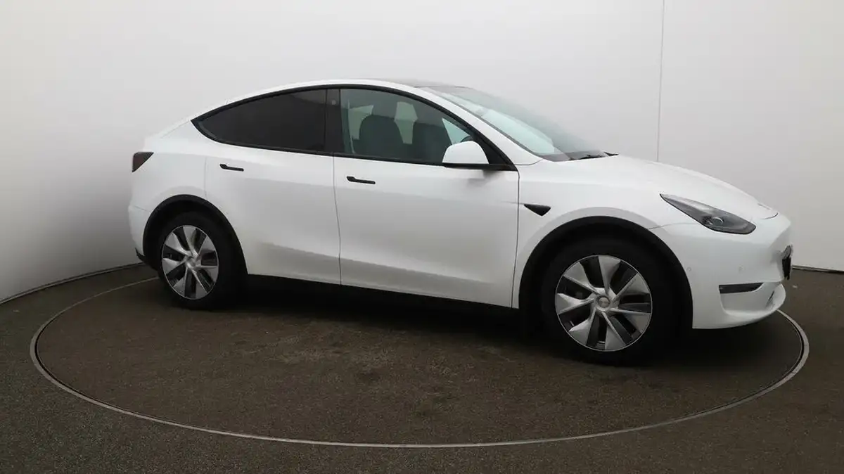 2022-tesla-model-y-e-long-range-big-38