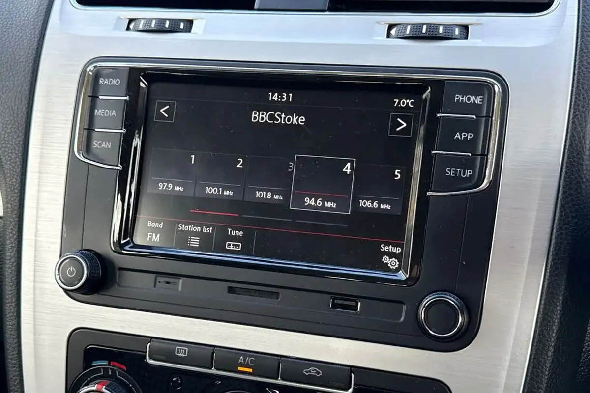 2015-volkswagen-scirocco-14-big-15