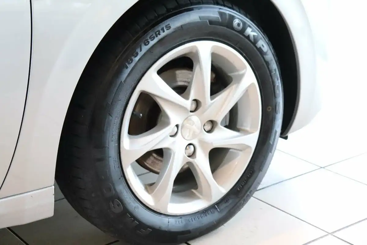 2017-peugeot-208-12-puretech-active-82bhp-ss-3d-etg5-big-77