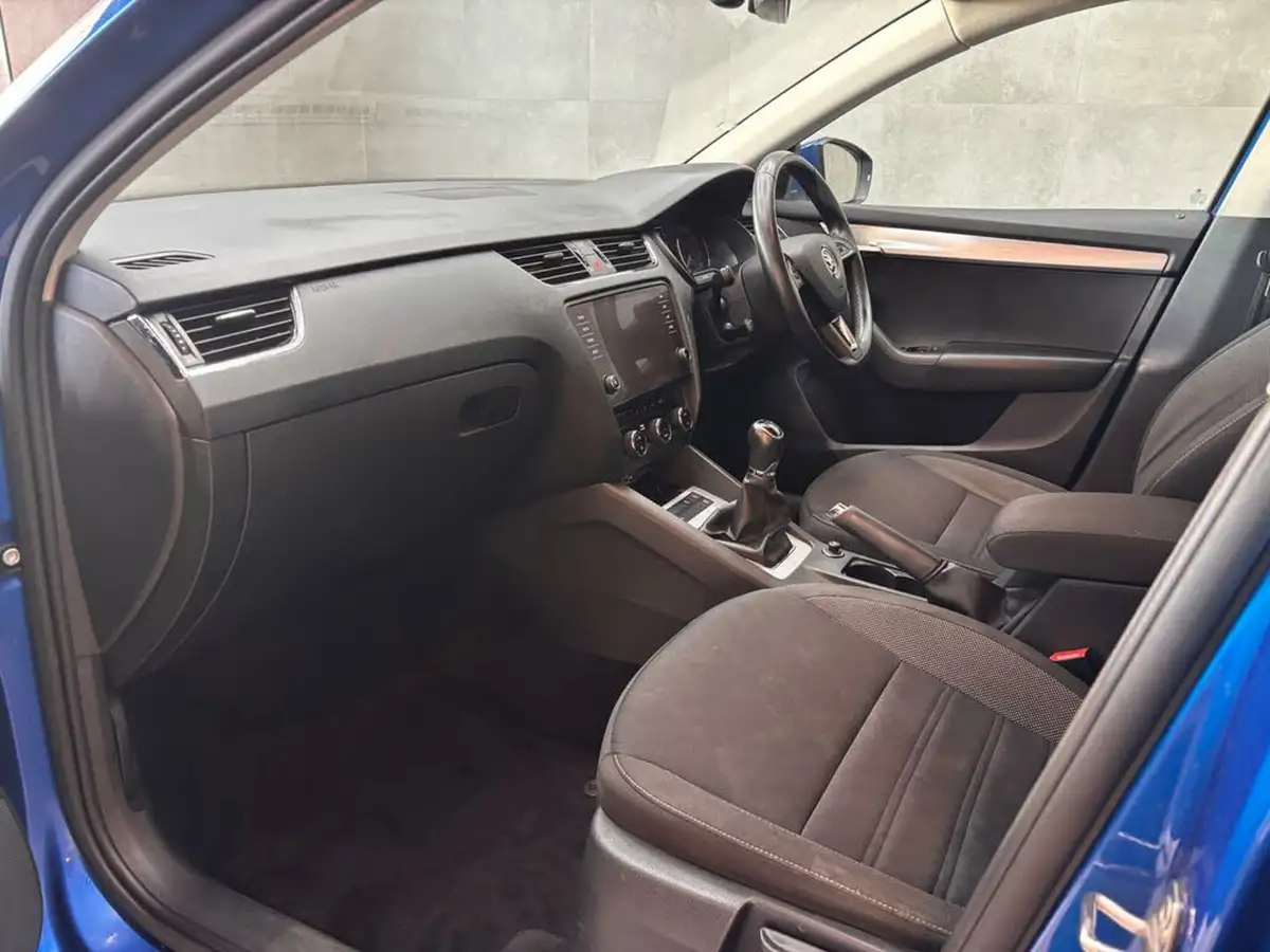 2019-skoda-octavia-16tdi-se-technology-estate-big-40