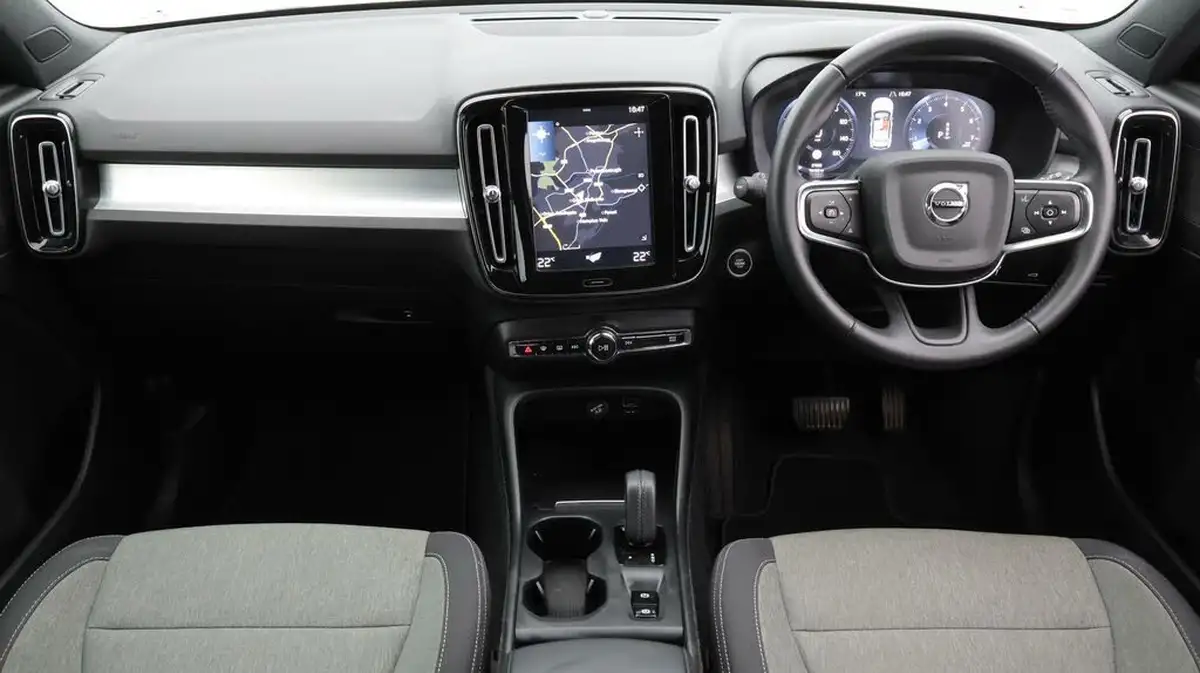 2020-volvo-xc40-20-b4-momentum-big-13