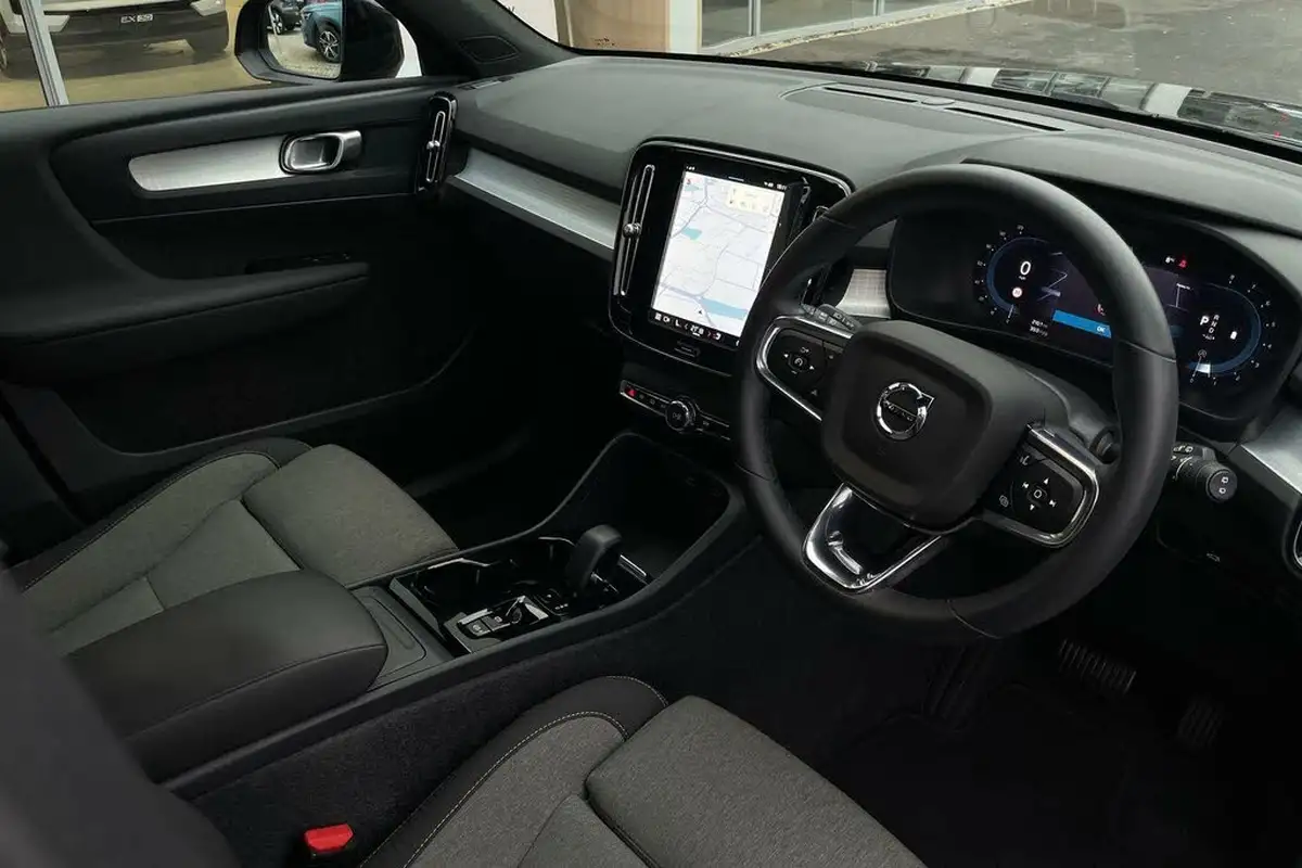 2023-volvo-xc40-20-b3-plus-big-4