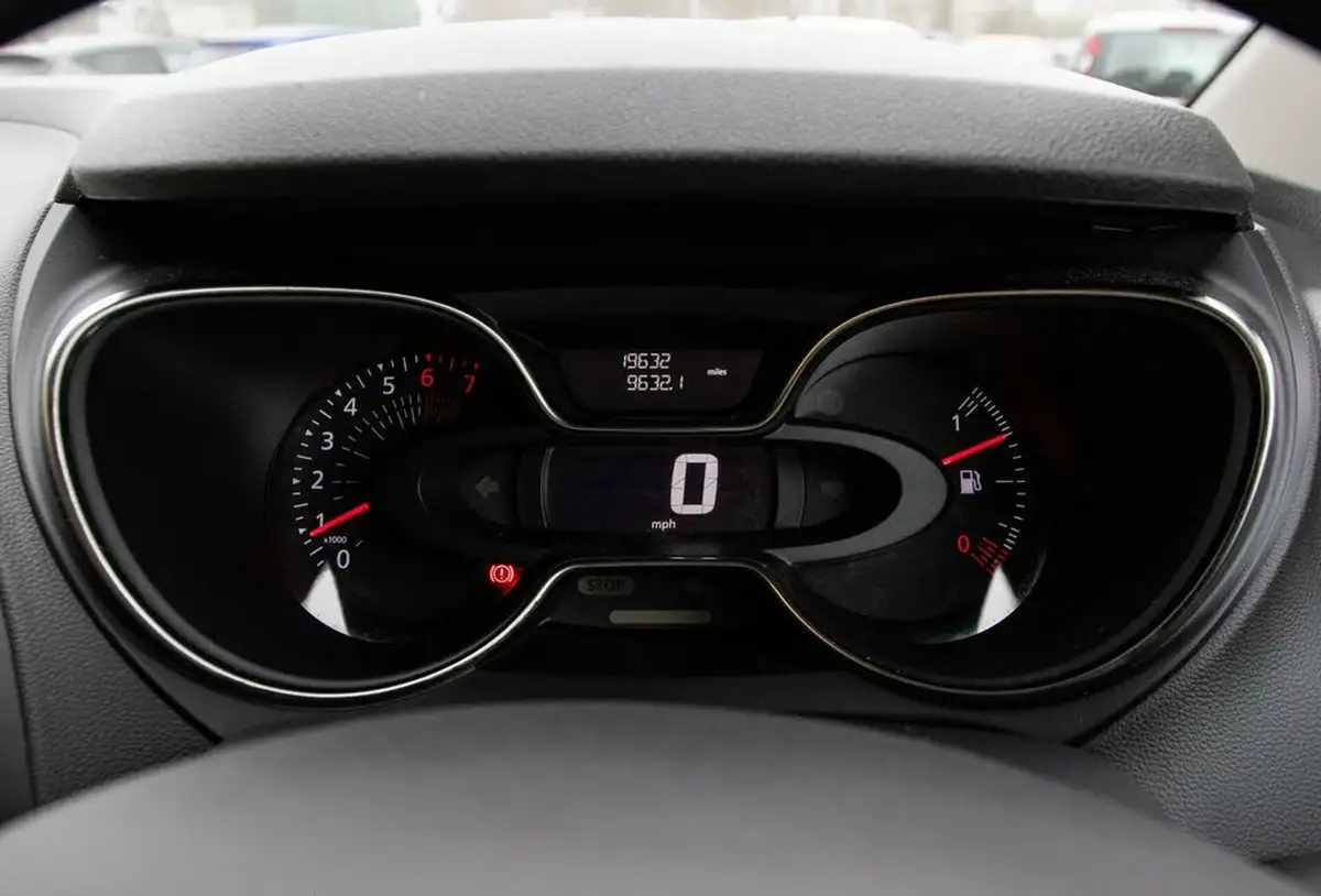 2019-renault-captur-09-tce-iconic-big-14