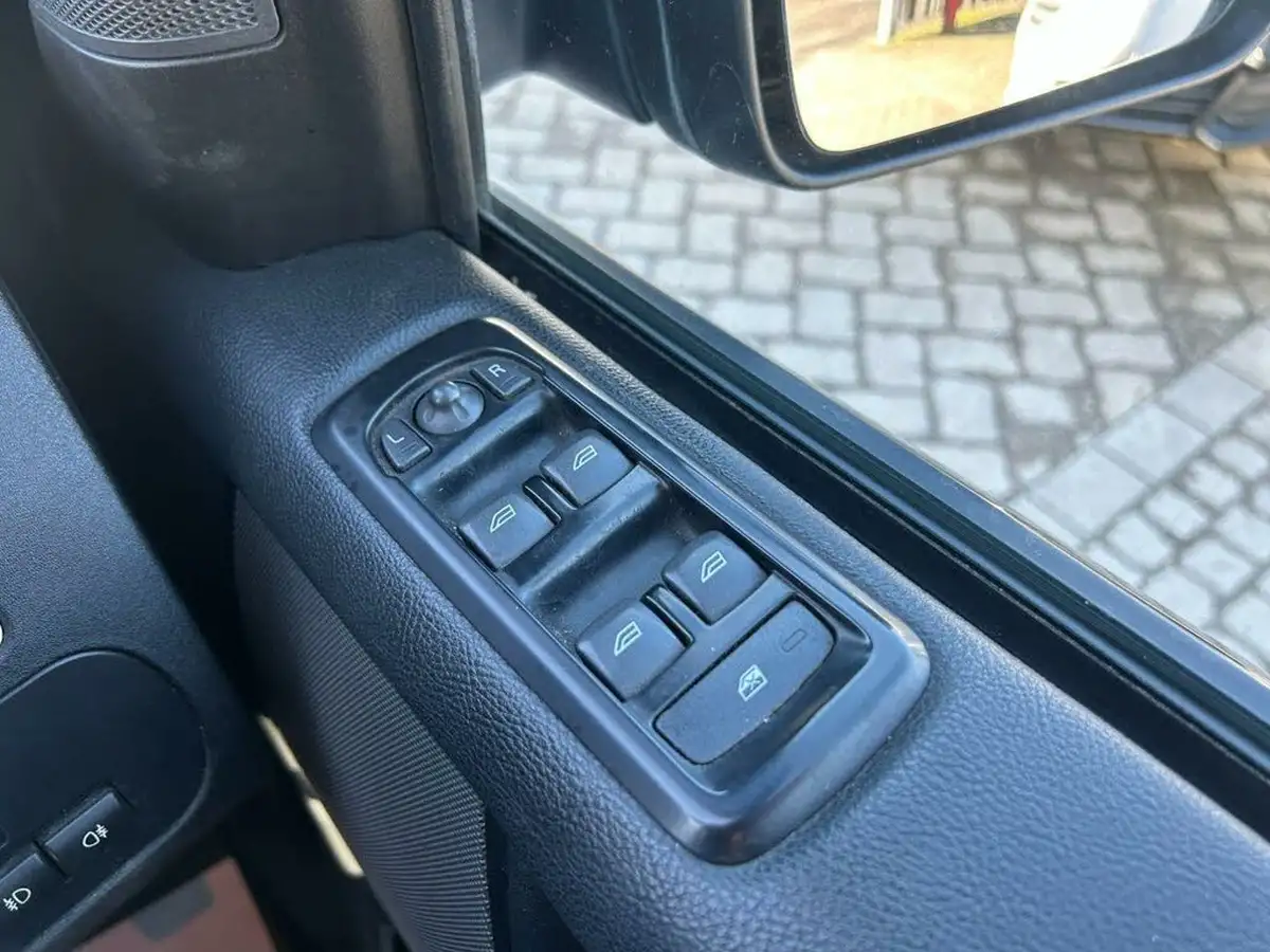 2011-land-rover-discovery-4-30td-30sdv6-255bhp-big-25