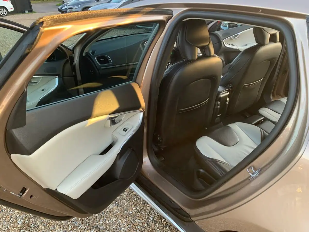 2017-volvo-v40-20-t3-cross-country-pro-big-32