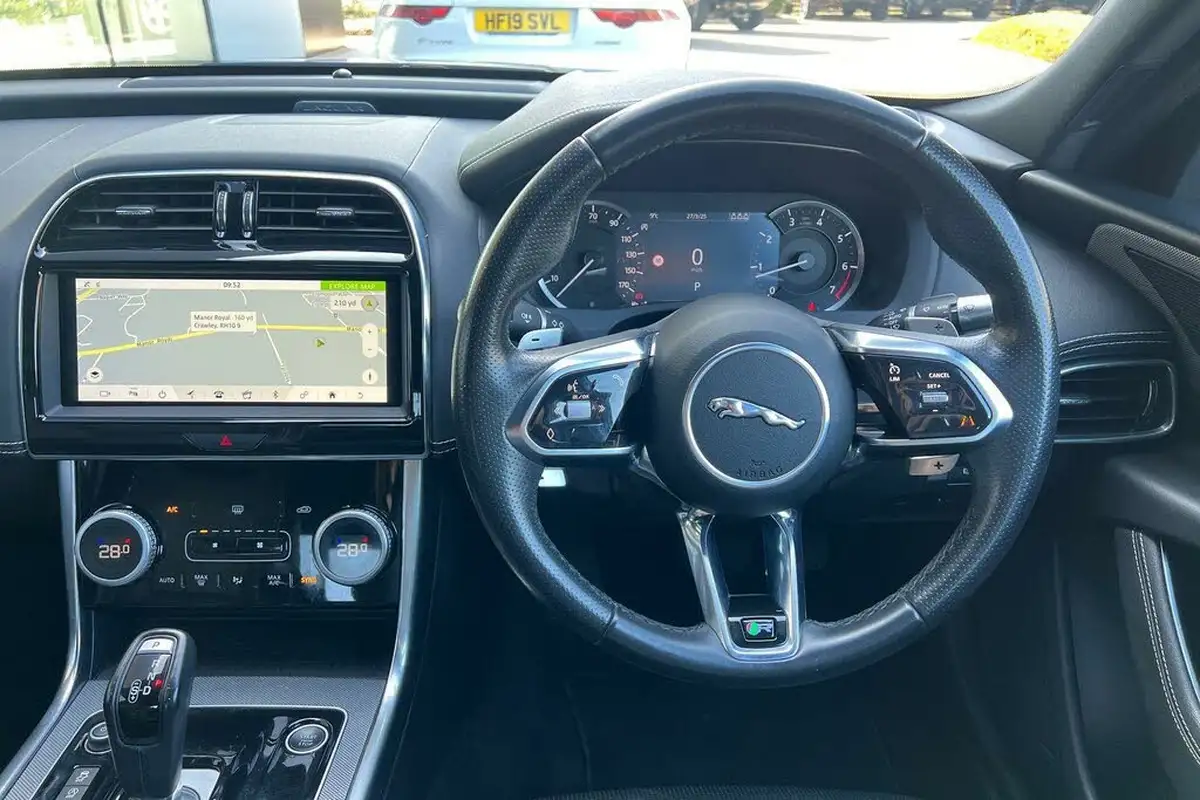 2020-jaguar-xe-20i-r-dynamic-s-250ps-big-24