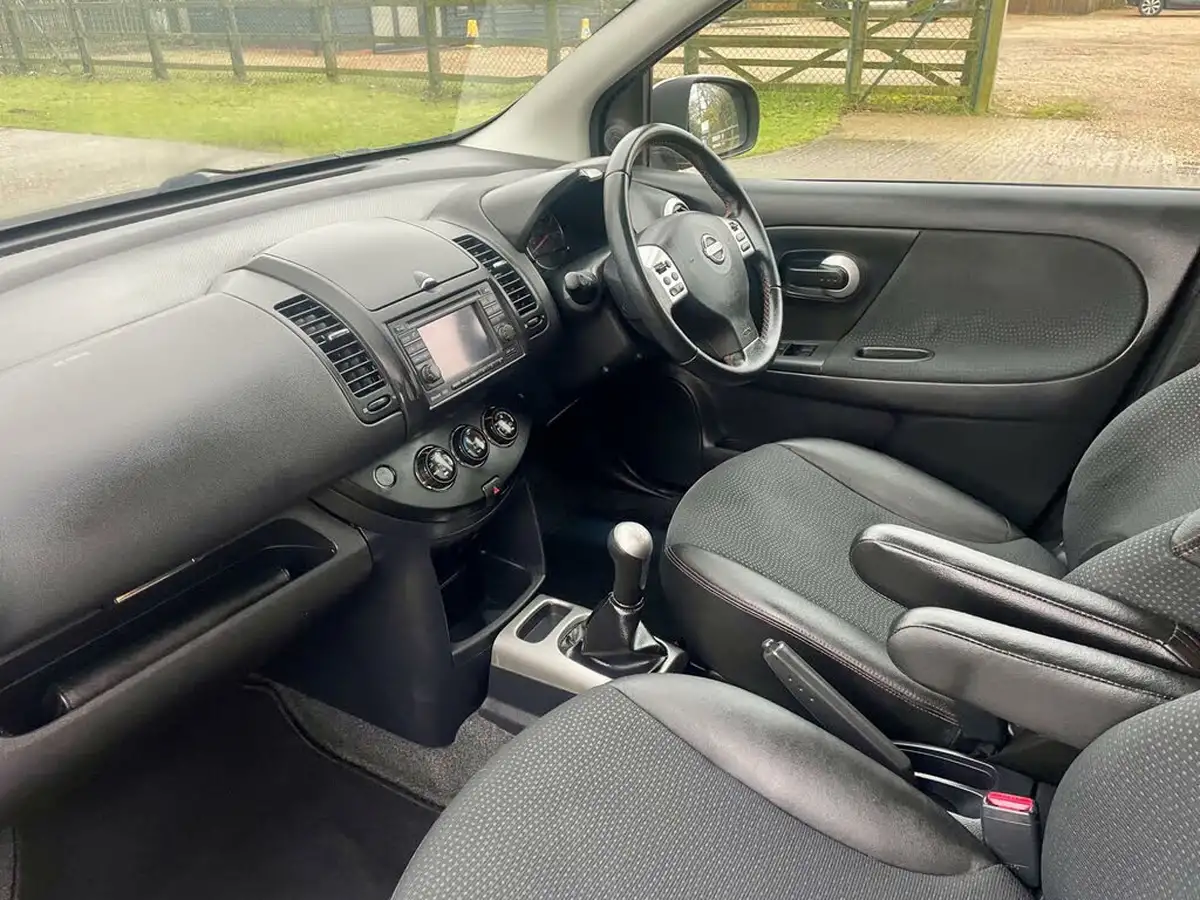 2011-nissan-note-16-tekna-big-24