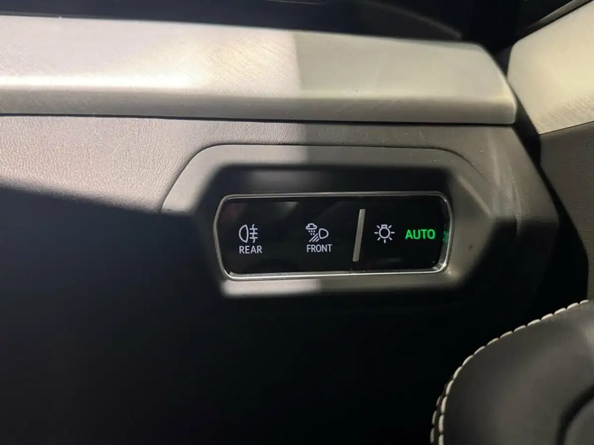2021-lamborghini-urus-40-no-trim-big-18