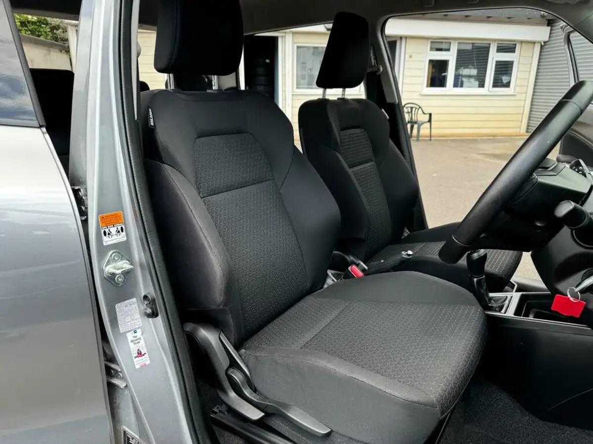 2019-suzuki-swift-12-dualjet-attitude-big-16