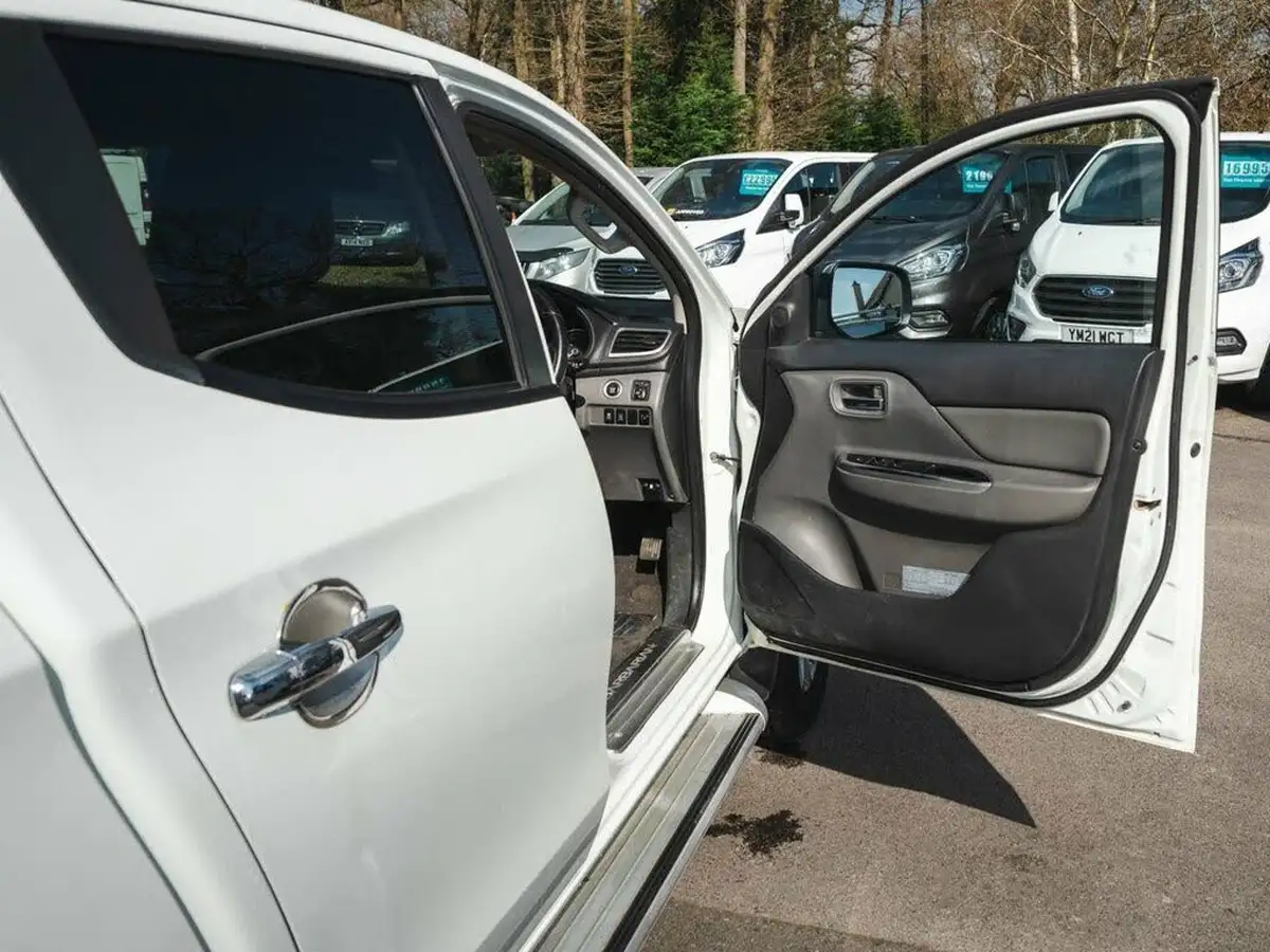 2019-mitsubishi-l200-24di-d-barbarian-eu6b-auto-big-34