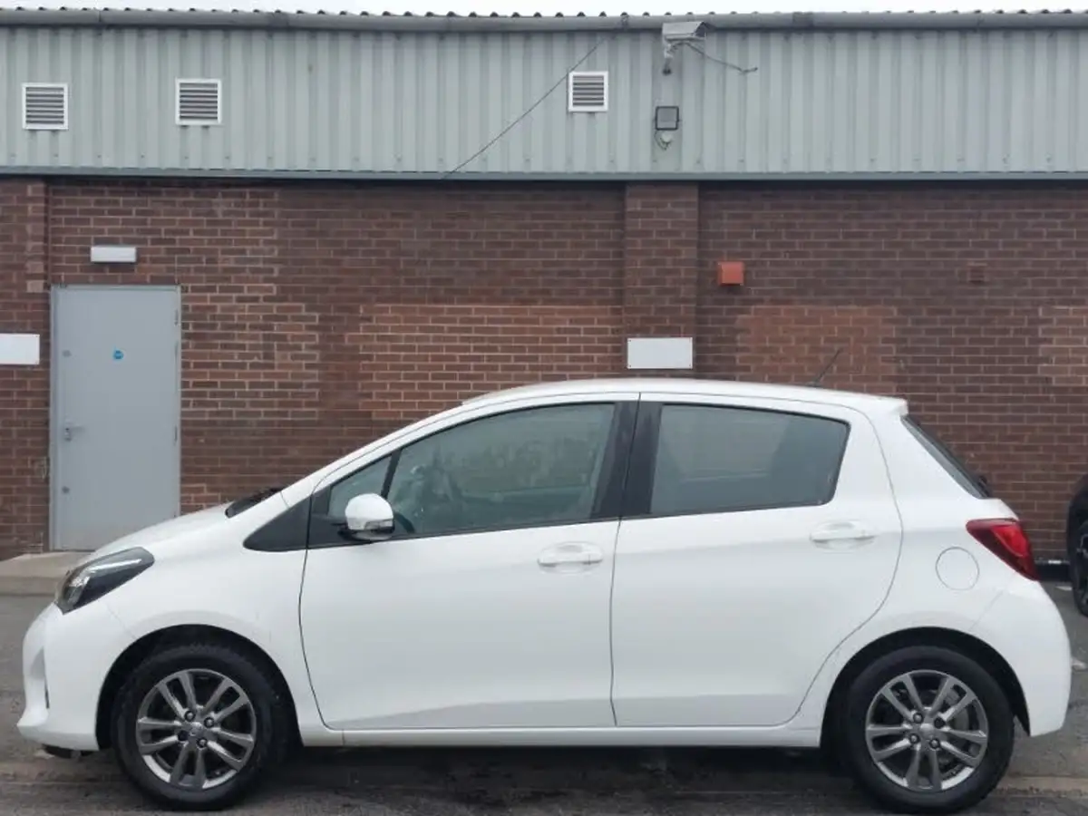 2015-toyota-yaris-133-icon-vvt-i-5d-big-3