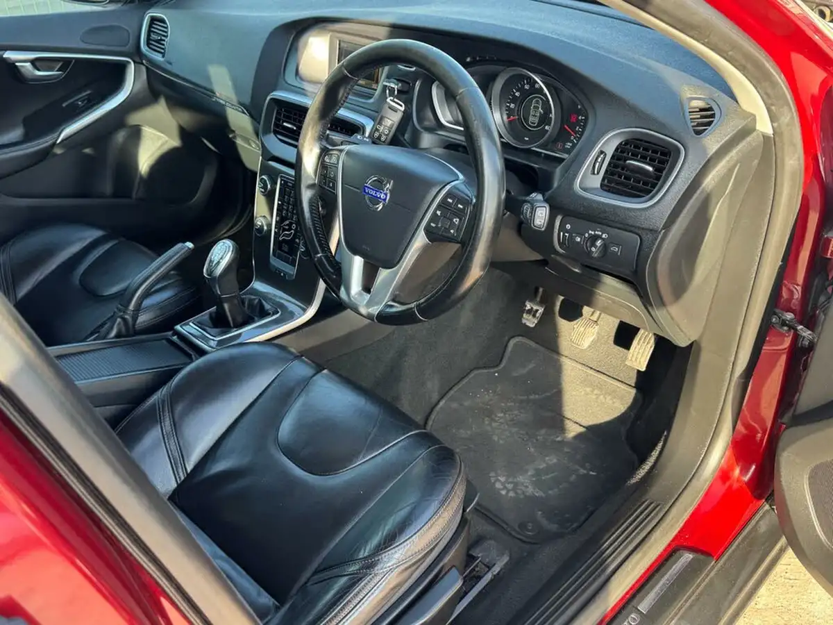 2013-volvo-v40-16td-d2-cross-country-lux-big-25