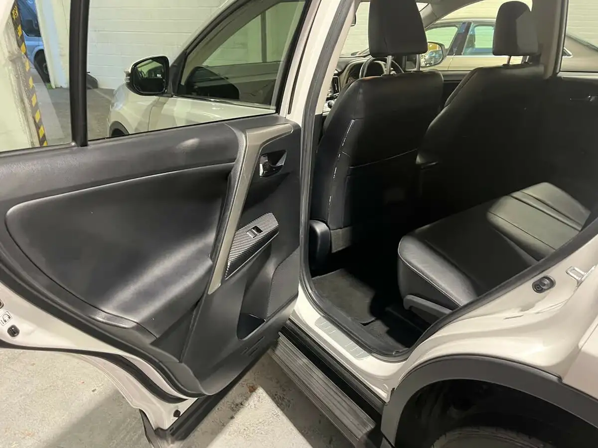 2015-toyota-rav4-20td-invincible-2wd-big-12