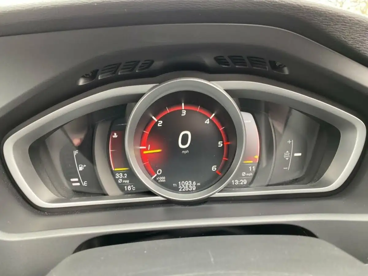 2017-volvo-v40-20td-d2-r-design-nav-plus-big-33