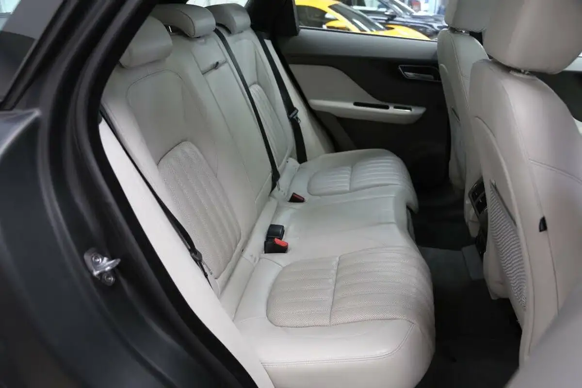 2016-jaguar-f-pace-20-i4d-portfolio-awd-auto-big-40