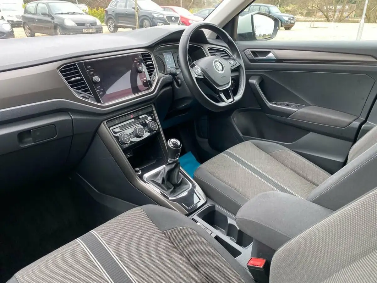 2018-volkswagen-t-roc-10-tsi-design-big-22