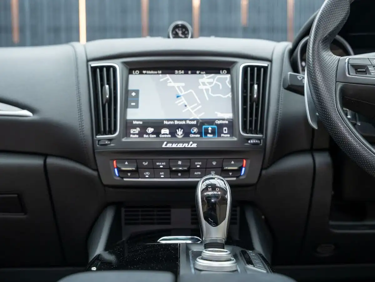 2018-maserati-levante-30-gransport-nerissimo-edition-big-31