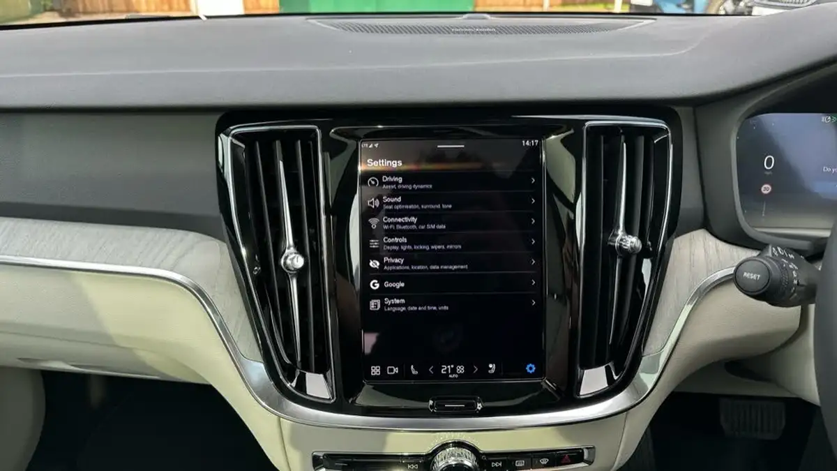 2025-volvo-v60-20-t8-ultra-big-20