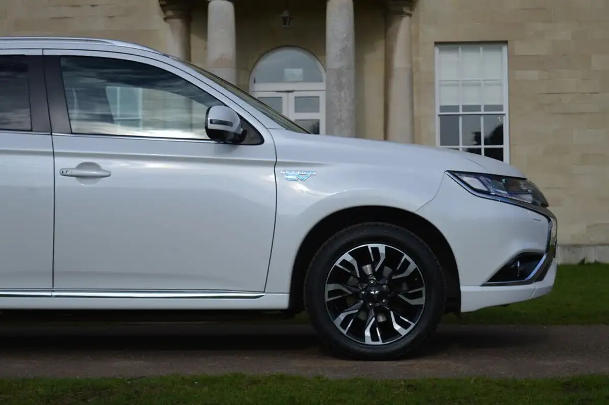 2017-mitsubishi-outlander-20-4hs-phev-5st-big-10